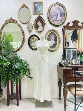 Jessica McClintock ivory satin wedding gown 🤍